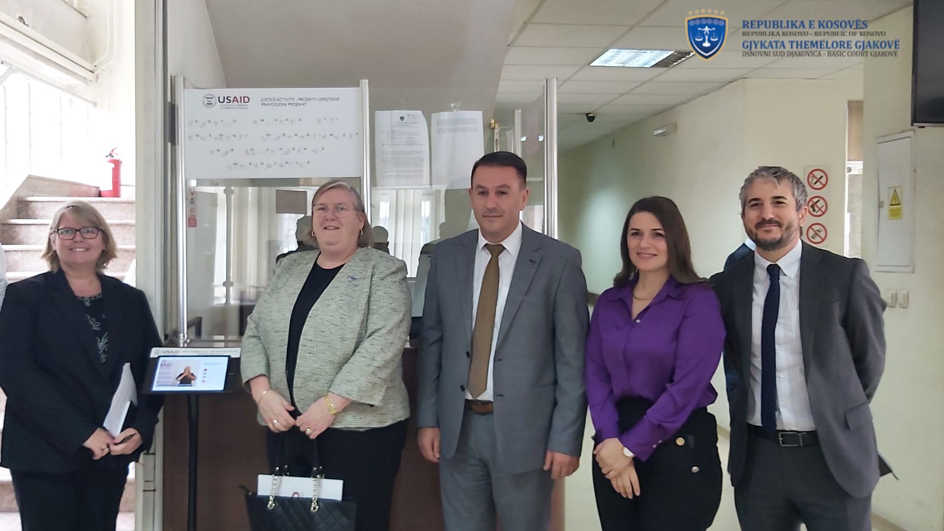 Kryetari i Gjykatës Themelore të Gjakovë, Nikollë Komani, ka pritur në takim shefen e Misionit të USAID në Kosovë, Mary Eileen Devitt dhe Noel Bauer